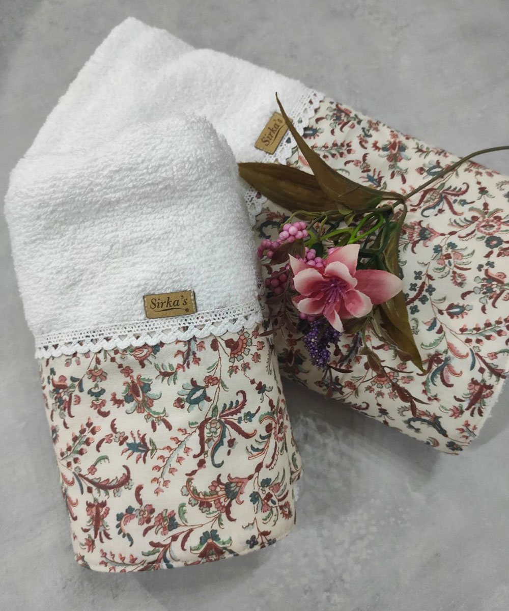 set-petsetes-pearsley-white.jpg Paisley - Image 1